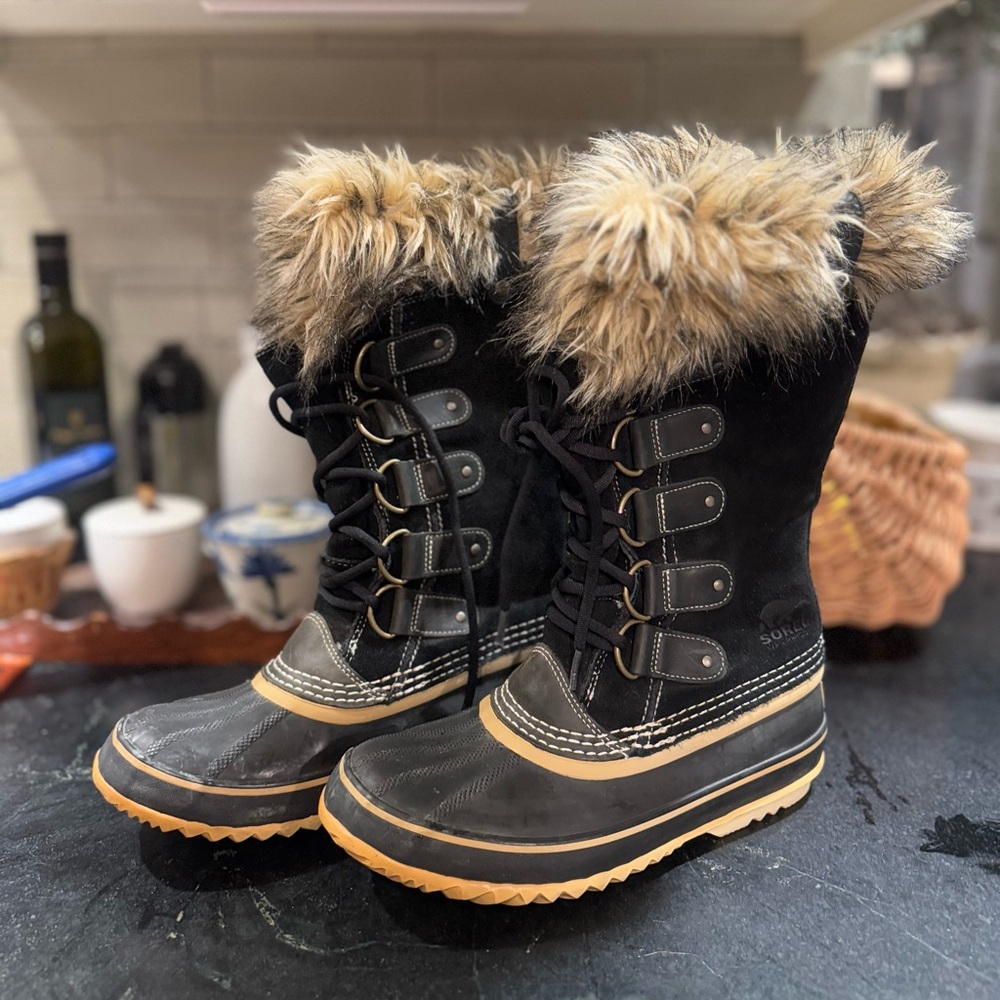 Sorel Joan of Arctic Waterproof Boots in Black - Like New!